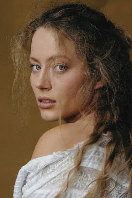 Actor Henessi Schmidt