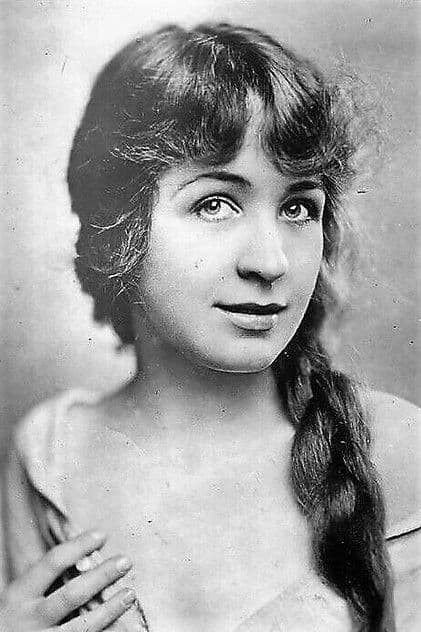 Actor Helen MacKellar