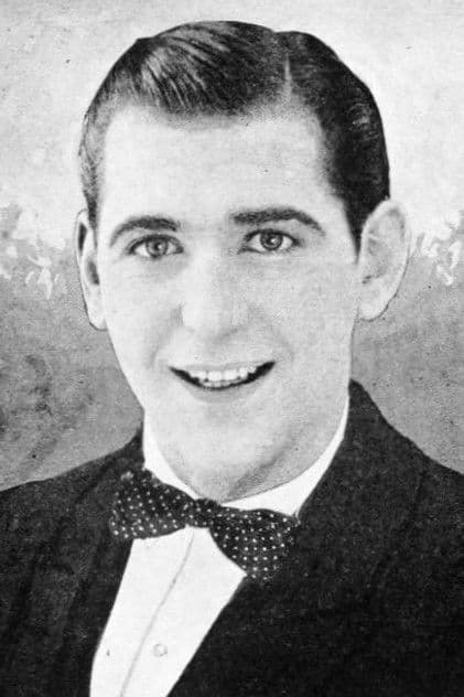 Actor Kenneth MacDonald