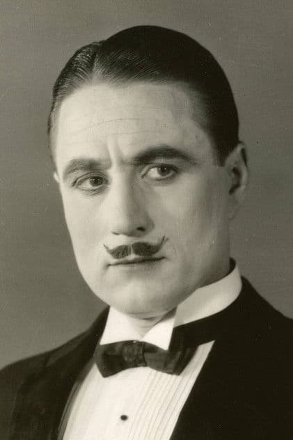 Actor Syd Chaplin