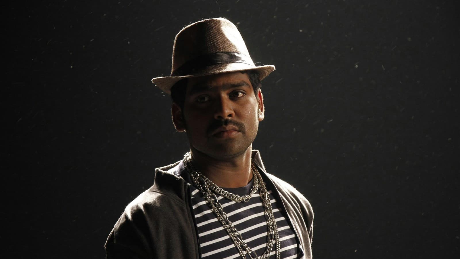 Poster backdrop for En Aaloda Seruppa Kaanom