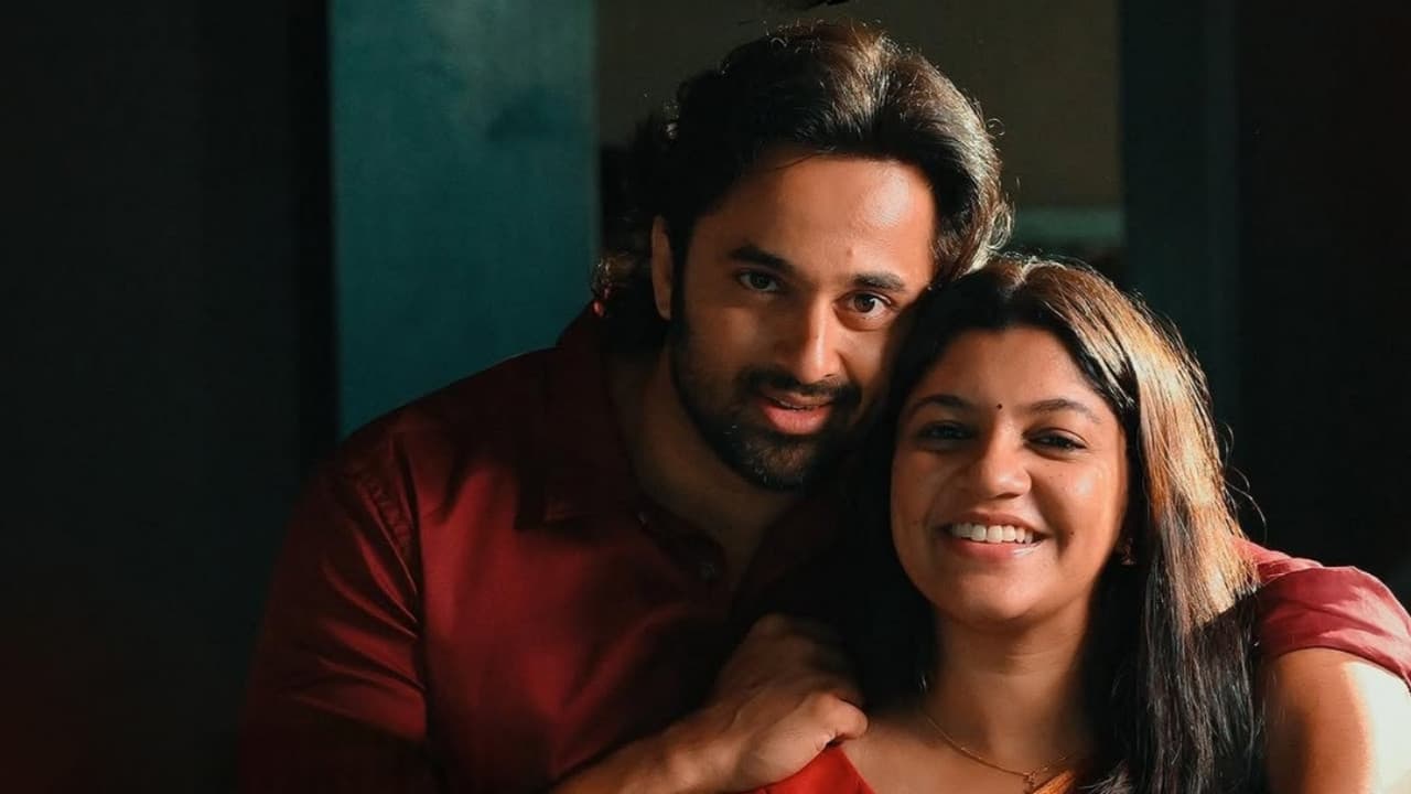 Poster backdrop for Mindiyum Paranjum