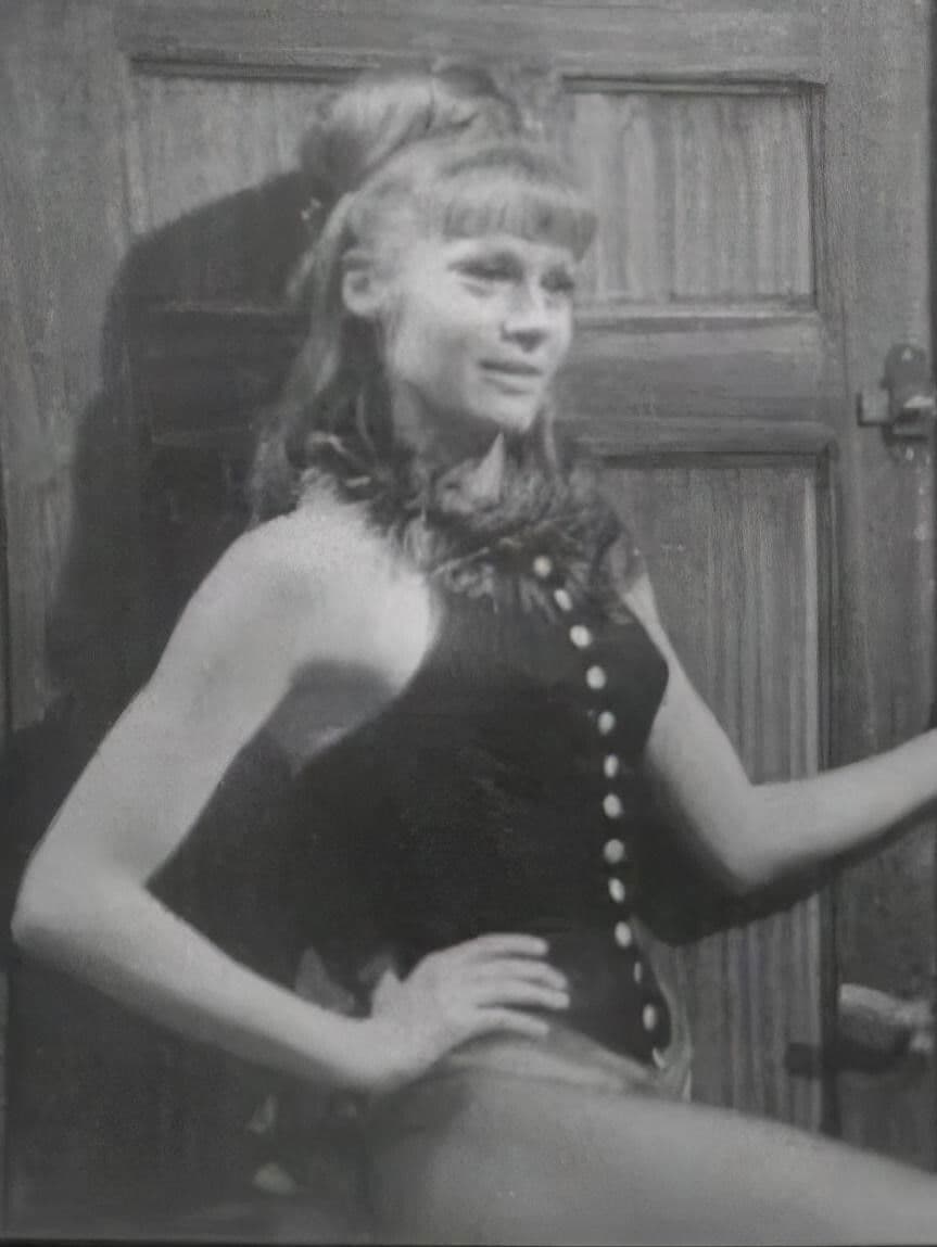 Poster backdrop for Les Trois Chapeaux claques