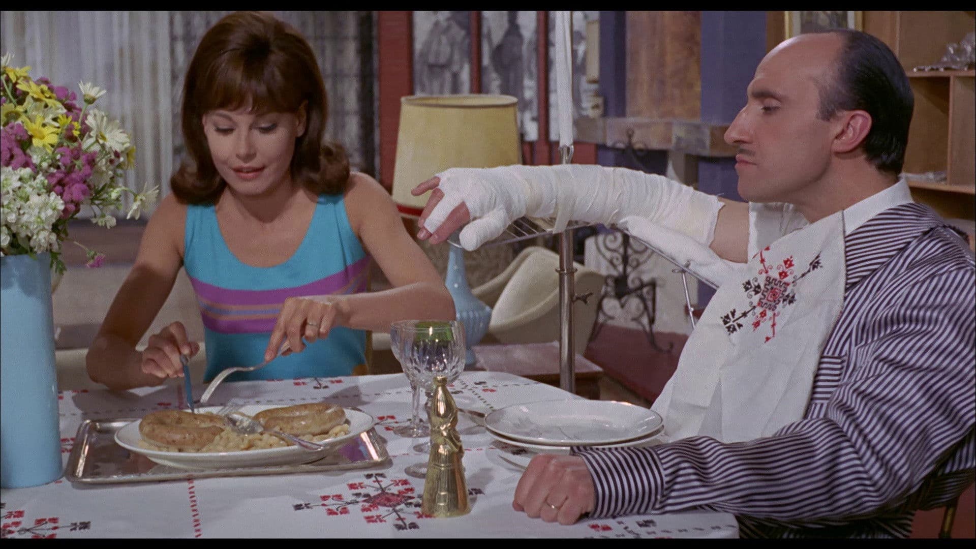 Poster backdrop for Las que tienen que servir