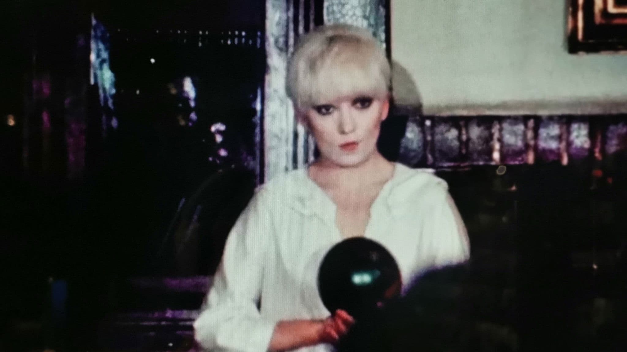 Poster backdrop for Descenso del País de la Noche