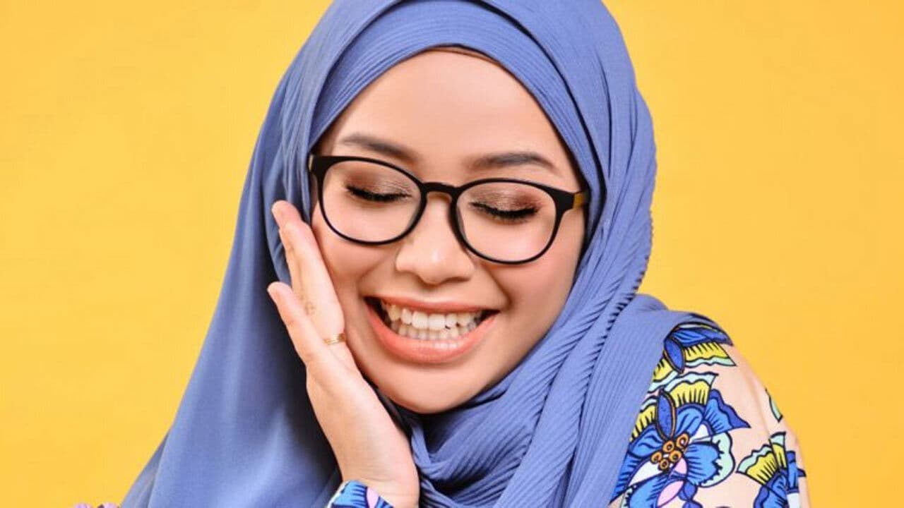 Poster backdrop for Aku, Bunga