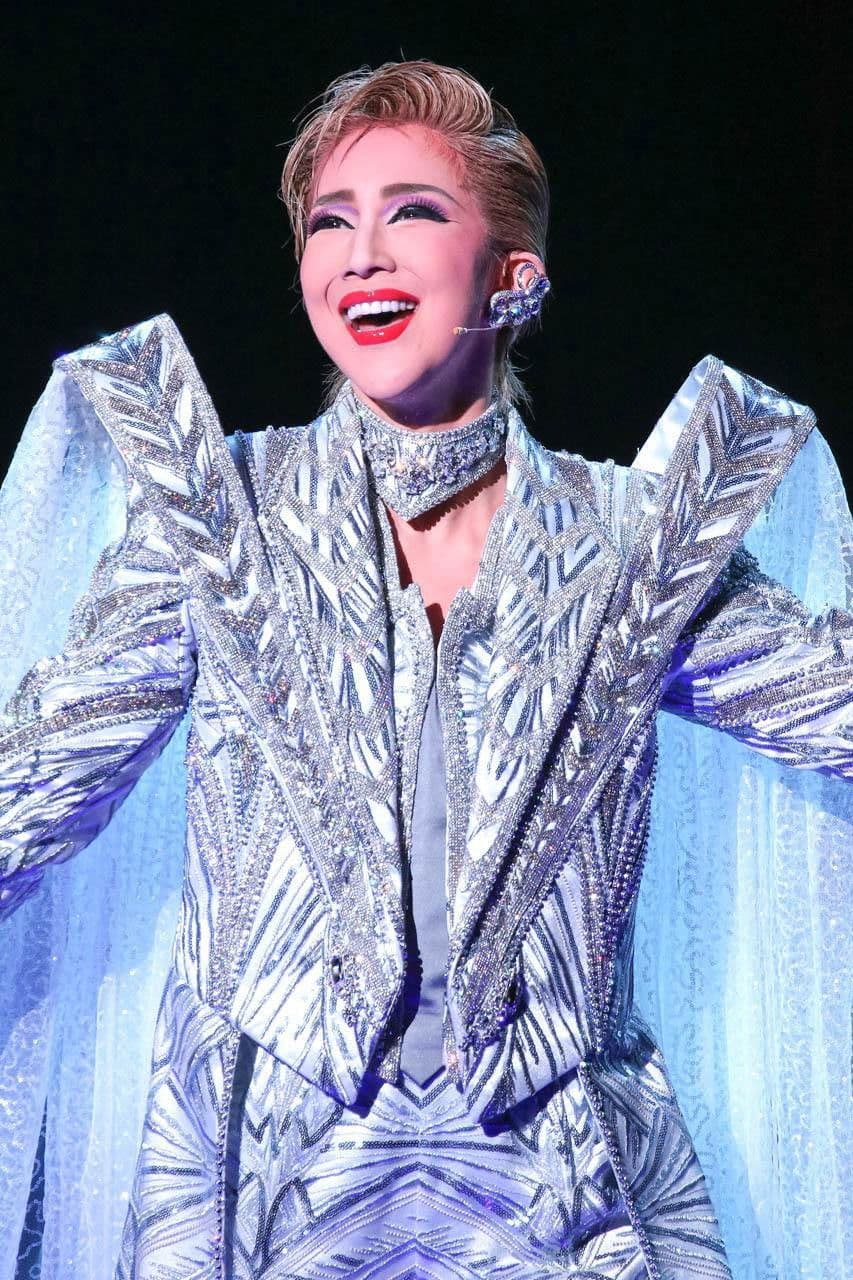 Poster backdrop for Éclair Brillant