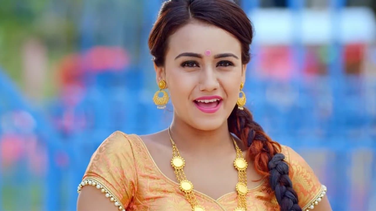 Poster backdrop for Dui Rupaiyan