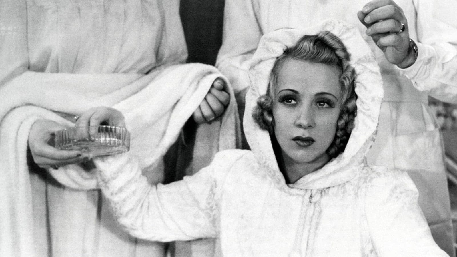 Poster backdrop for Caprichosa y millonaria