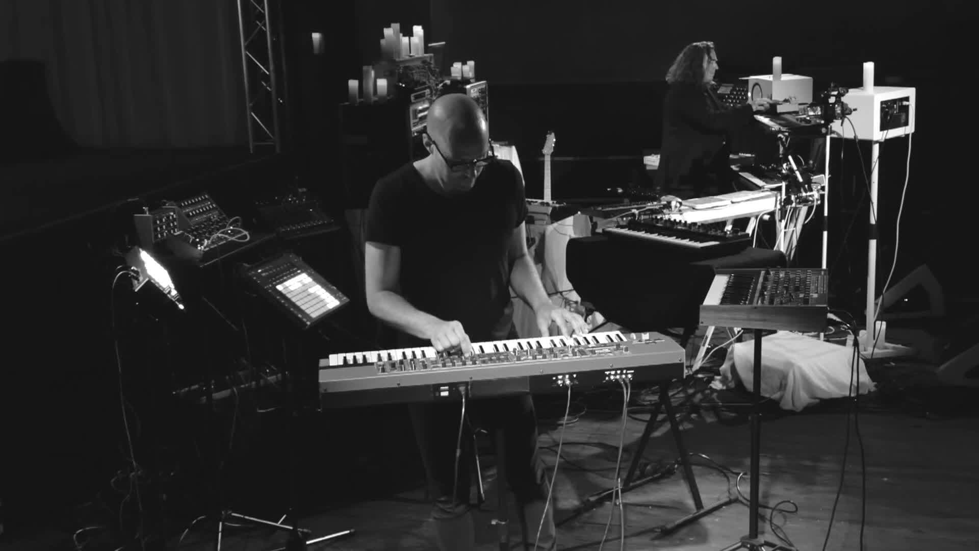 Poster backdrop for Schiller - Schiller x Quaeschning - Behind closed doors II - Dem Himmel so nah