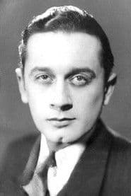 Actor Robert Murzeau as Le capitaine Dolan